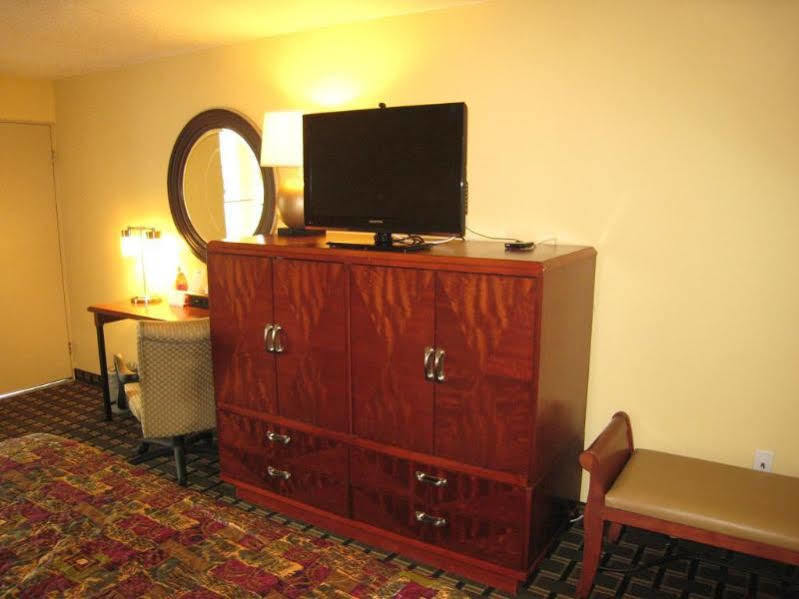 Days Inn By Wyndham Brunswick/St. Simons Area Eksteriør billede